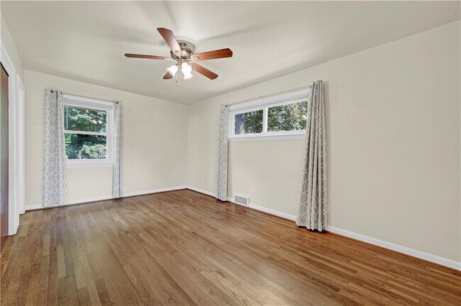 Building Photo - 2127 Desmond Dr