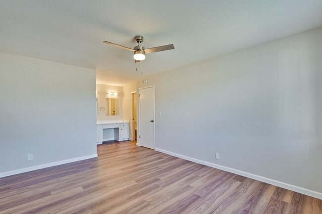 Building Photo - Newly Remodeled 3BR, 2BA, 1,117sf Duplex w...