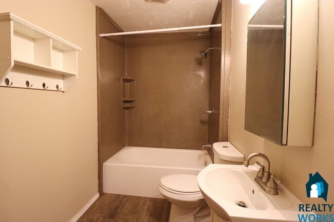 Building Photo - 3 Bedroom Home Available!