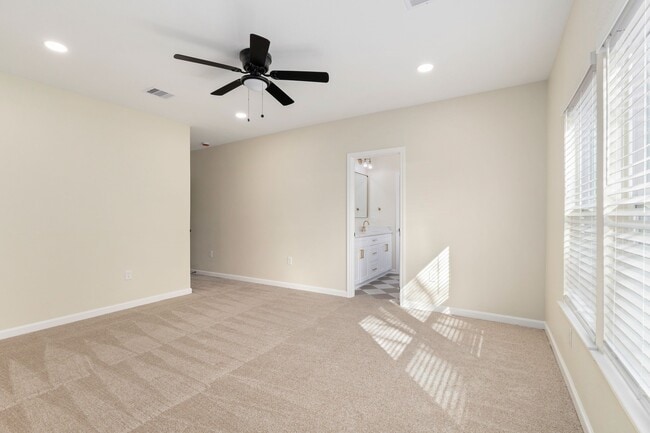 Building Photo - 102 E Val Verde St