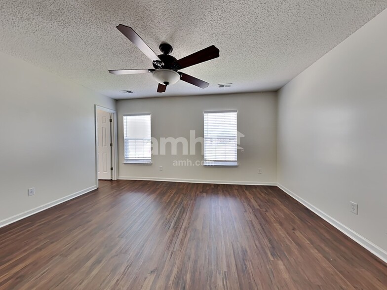 Building Photo - 425 Green Park Ln