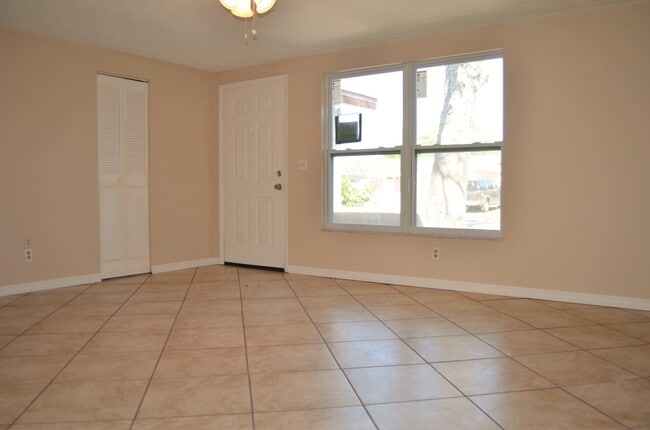 Building Photo - Beautiful 3 bedroom / 2 bath available!