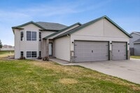 Building Photo - Spacious & Stylish 4-Bedroom Home in West ...