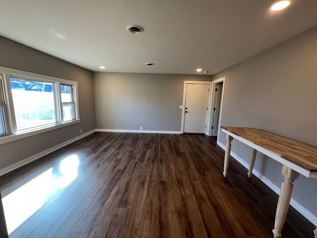 Building Photo - Remodeled Single Level 3 Bed, 2 Bath Home w/ 1 Car Garage