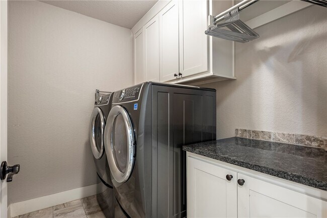 Building Photo - 1221 Stoneybrook Ln