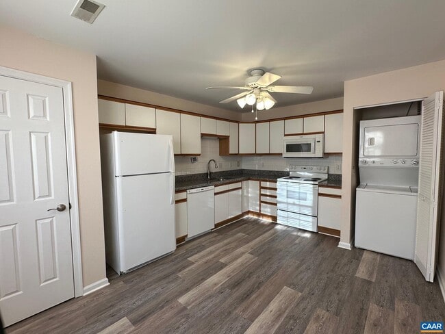 Building Photo - 1422 Lilac Ct