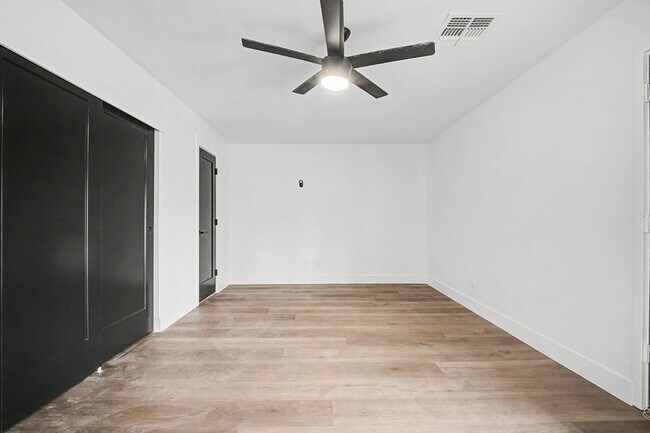 Building Photo - Tempe 5 bedroom 3 bath with pool and HUGE yard