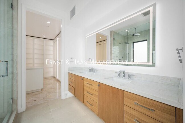 Building Photo - 1724 Bluff Pl