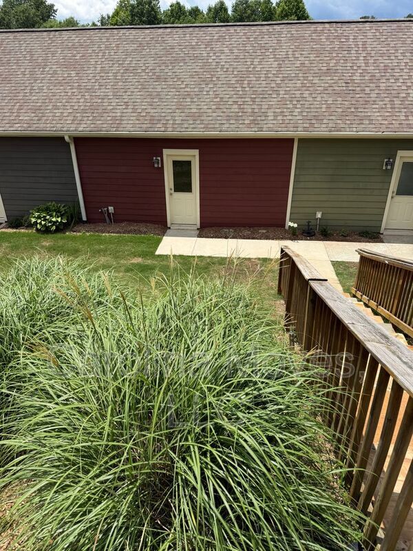 Building Photo - 604 Springbank Aly