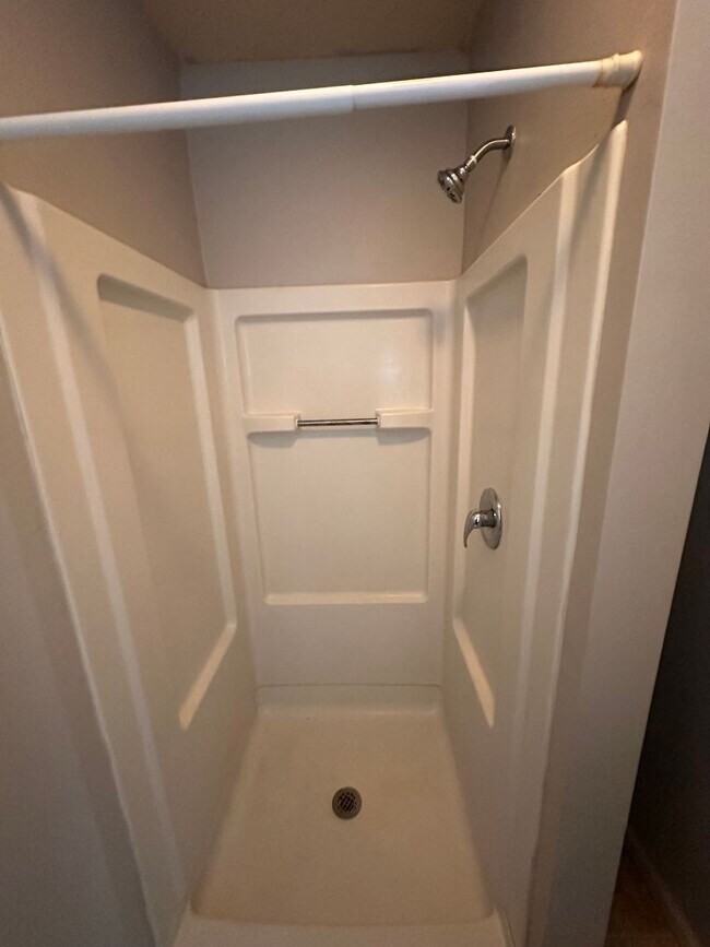 Building Photo - Gorgeous and Spacious 3 BR 1.5 BA Townhome...