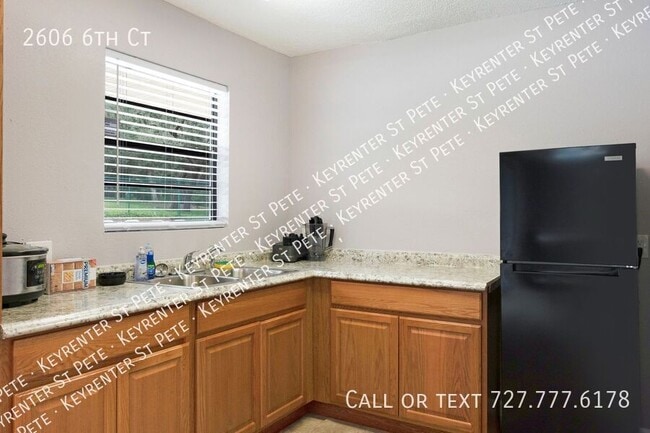 Building Photo - 2606 6th Ct