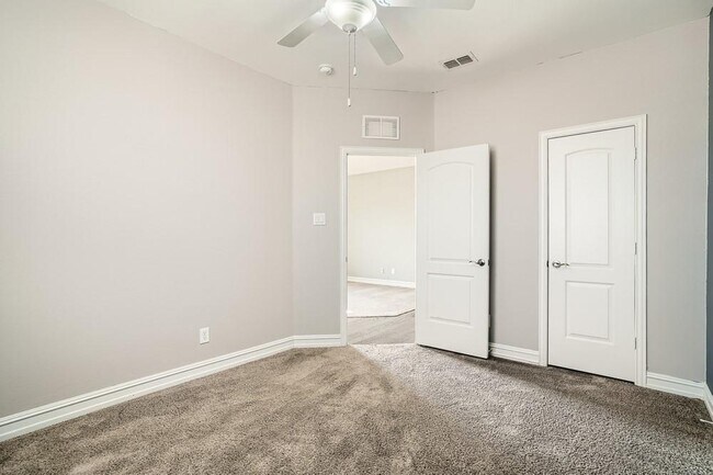 Building Photo - 3404 Glendale Ln