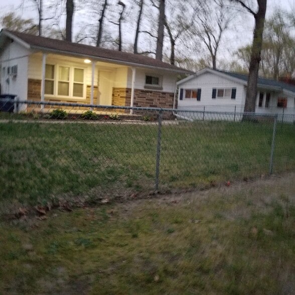 Building Photo - 332 Dennis Ave