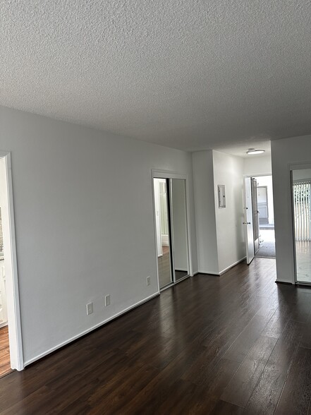 Building Photo - 1722 S Barrington Ave