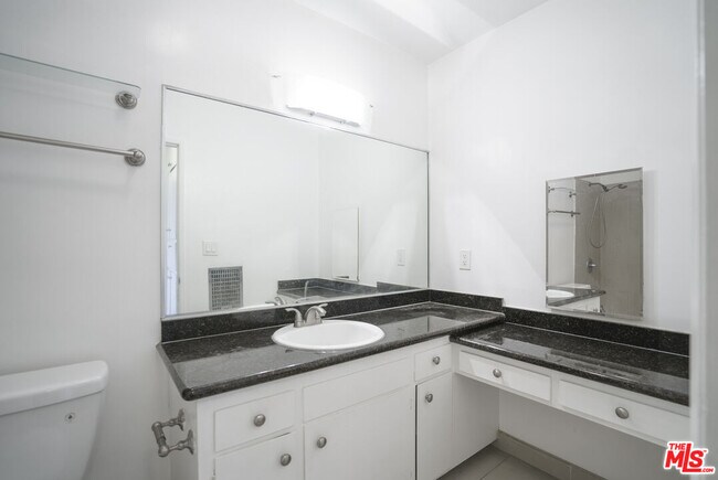 Building Photo - 425 S Kenmore Ave