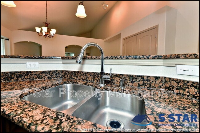 Building Photo - 5005 Moon Ranch Ln