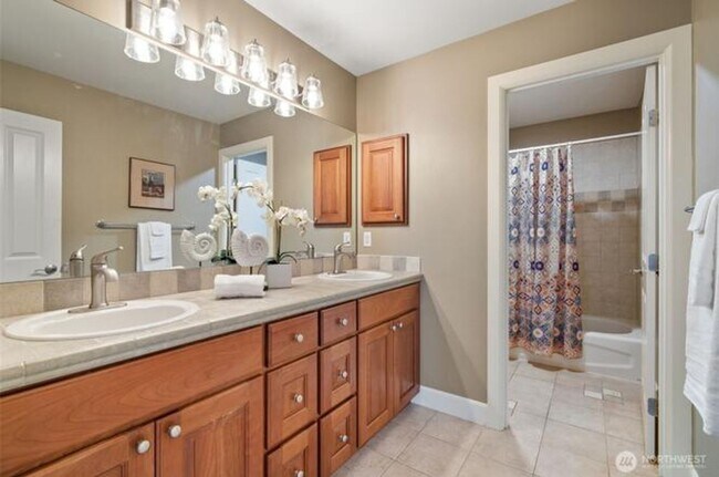 Building Photo - Luxury Living in sought after Sterling Woods