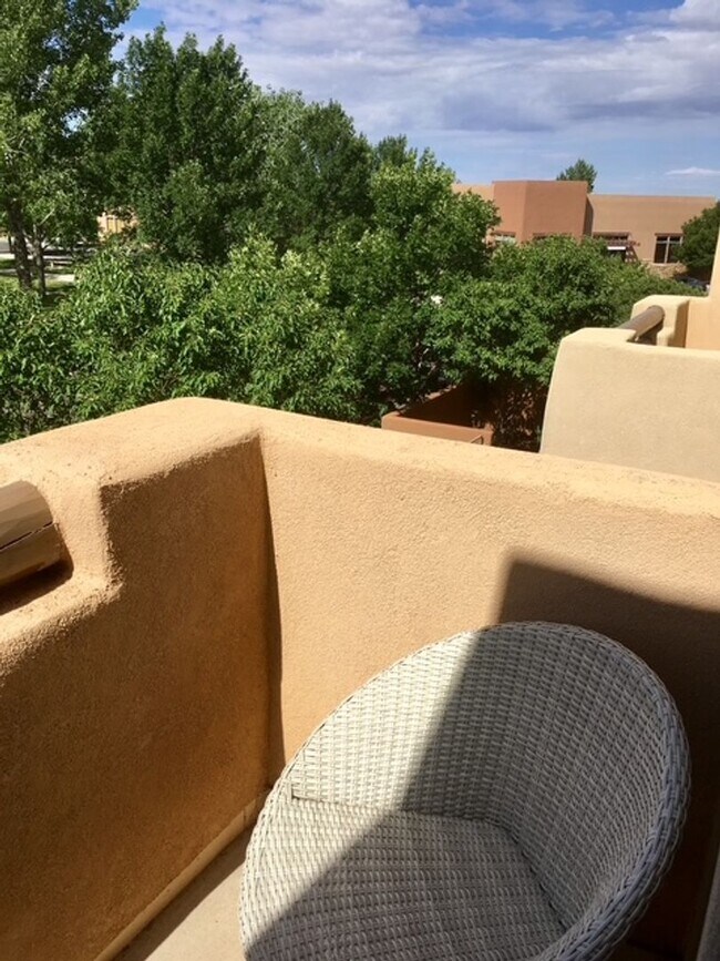Building Photo - Beautiful Fully Furnished 2 Bedroom Townho...
