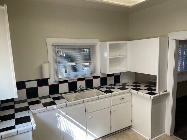 Building Photo - 8th &amp; Orient