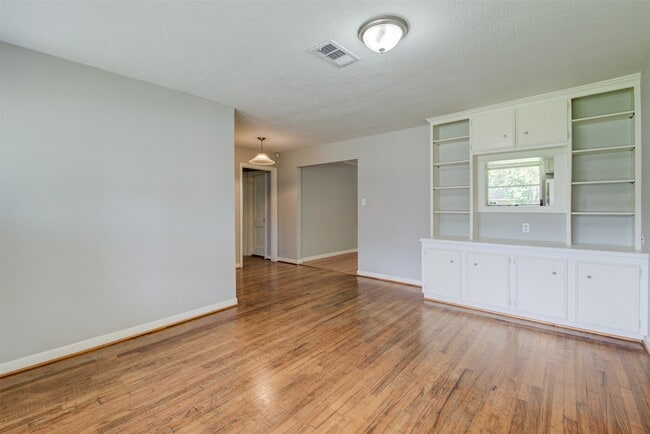 Building Photo - 5907 Nelwyn St