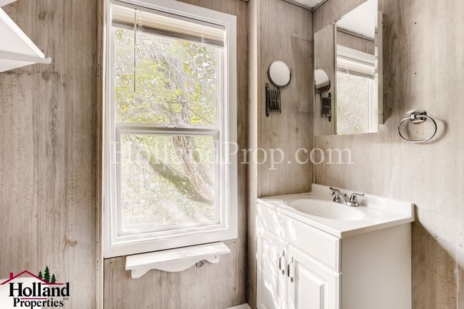 Building Photo - Hidden gem in SW Portland 2bd 1bth waiting for you!