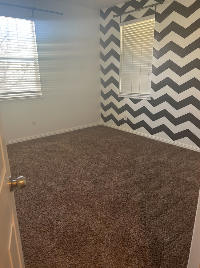 Building Photo - Modern Three Bedroom Townhouse