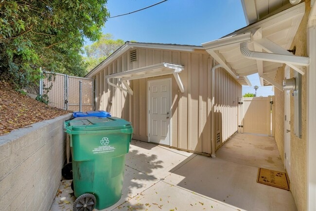 Building Photo - Single Level Family House
