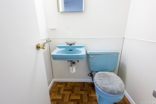 Building Photo - 10 Windsor Dr