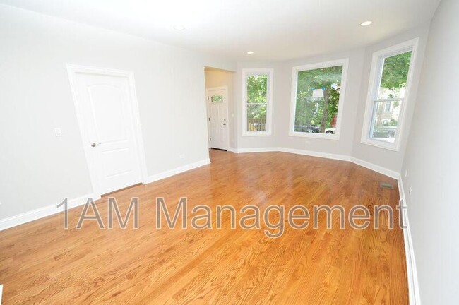 Building Photo - 3242 N Ridgeway Ave