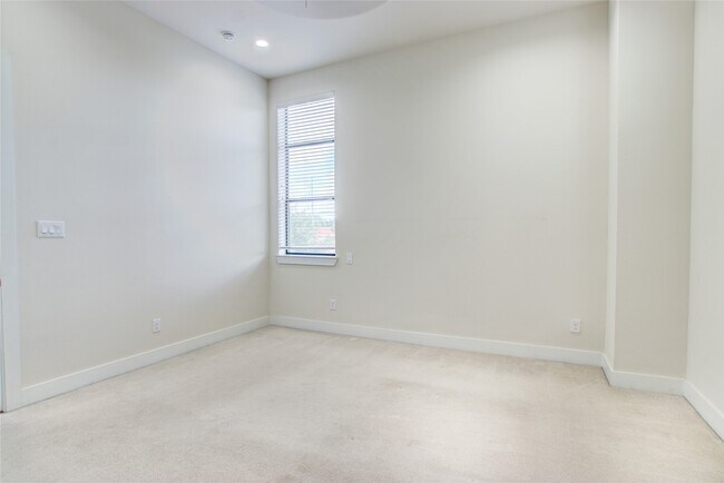 Building Photo - 48 N Hutcheson St
