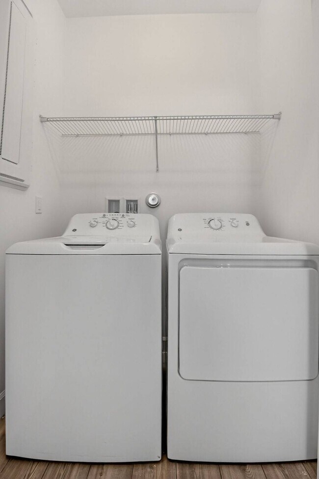 Building Photo - 4645 Meyerson Pl