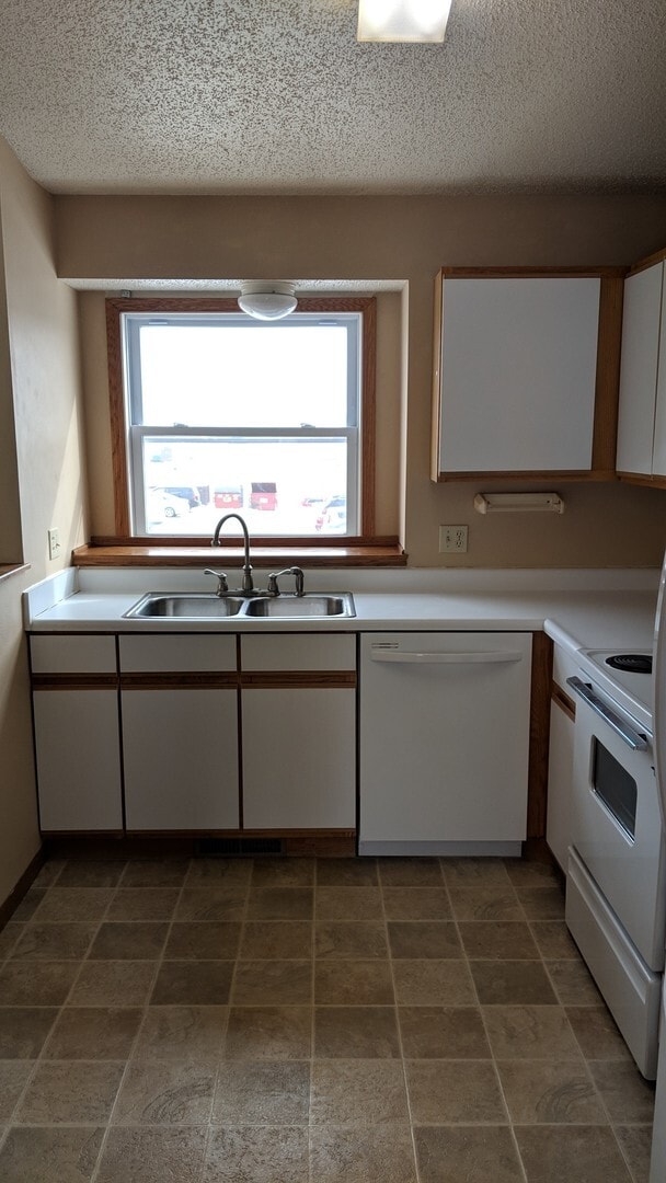 Building Photo - 3-bedroom, 2-bath Townhome in Coralville