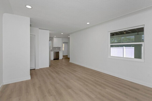 Building Photo - 2710 Boca Ciega Dr N