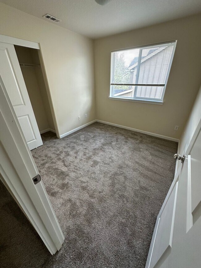 Building Photo - 5 bedroom single family house