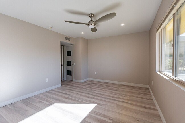 Building Photo - Modern Updated Home in Gated Community of ...