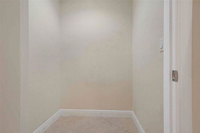 Building Photo - 1033 NE 17th Way