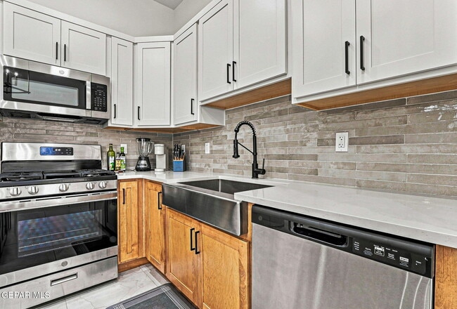 Building Photo - 7420 Norte Vly Ln