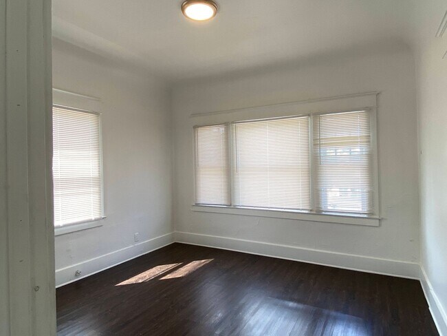 Building Photo - Two Bed, One Bath Apartment Located Downtown