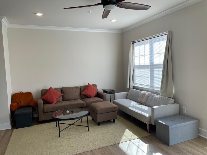 Building Photo - 1235 Greylock Ln