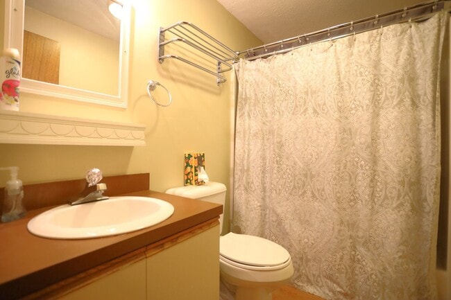 Building Photo - Seasonal 6 Month Lease Available! Charming 2-bedroom, 2-bathroom townhouse at Winterbrook Village