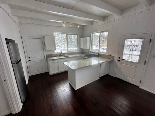 Building Photo - 2Bd home close to Bijou school! Call for availability today!