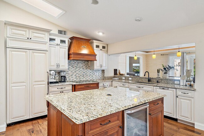 Building Photo - 542 N Cypress Dr