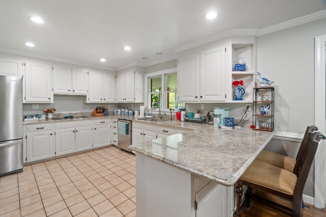 Building Photo - 4241 Rivercliff Crescent W