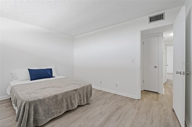 Building Photo - 2621 Cove Cay Dr