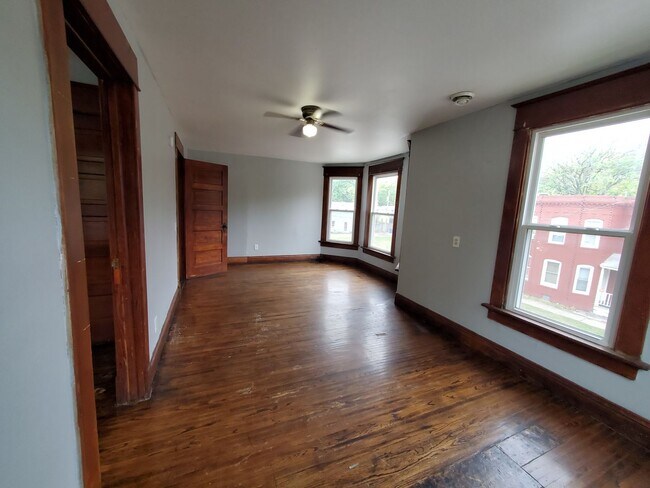 Building Photo - 2047 W 6th St