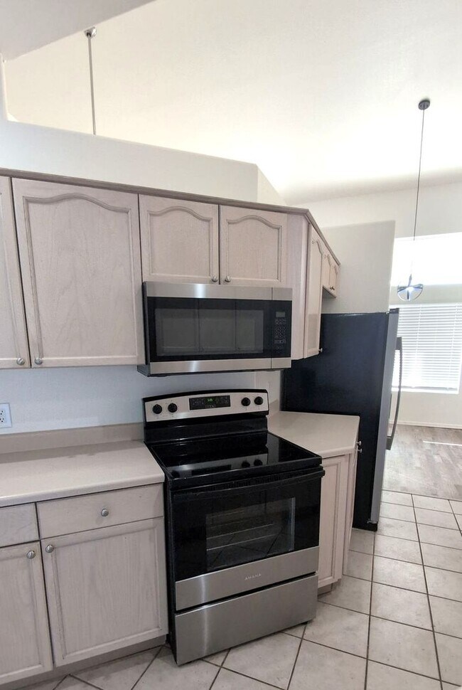Building Photo - 2098 E Mallard Ct
