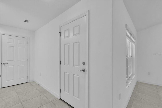 Building Photo - 13 Llovera Pl