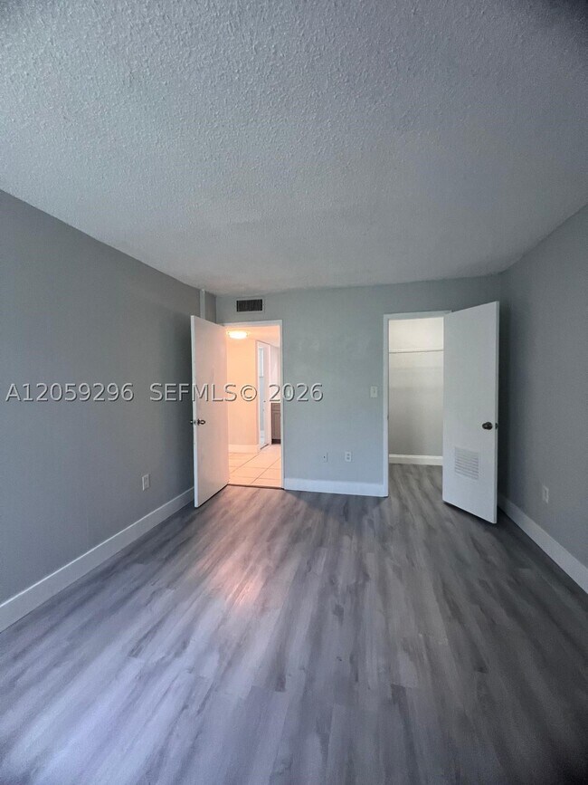 Building Photo - 8870 Fontainebleau Blvd