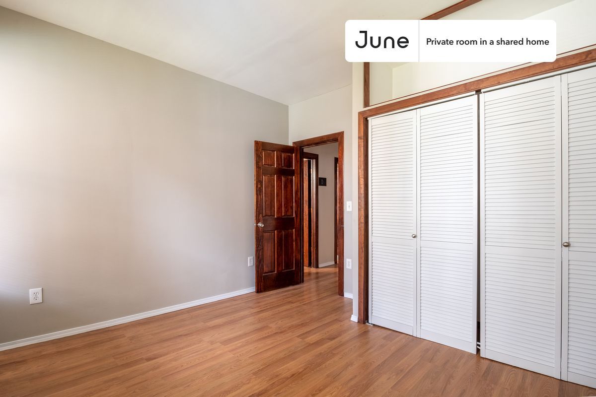 Building Photo - Room in Shared 4 bed/1 bath home