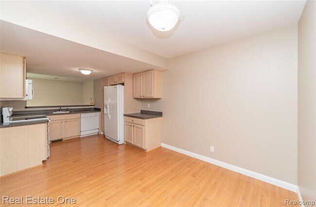 Building Photo - 5652 Drake Hollow Dr E